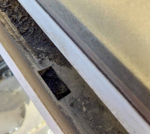 雨樋掃除前　泥や苔が詰まっている軒樋の落ち口